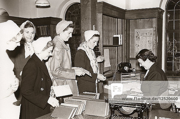 Weibliche Angestellte in der Bibliothek  Rowntree-Fabrik  Yorkshire  1952. Künstler: Unbekannt