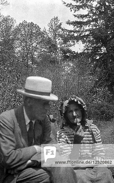 Cecil Sharp und Tante Betsy beim Pfeiferauchen  Appalachen  USA  um 1917. Künstler: Unbekannt