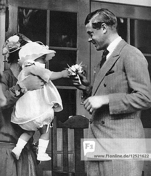 Ein Blumenstrauß für den Prinzen von Wales im Dorfzentrum von Enham  1926. Künstler: Unbekannt