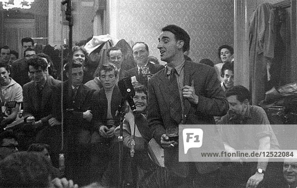 Dominic Behan singt bei einer Folk-Session  Enterprise Public House  Long Acre  London  um 1959. Künstler: Eddis Thomas