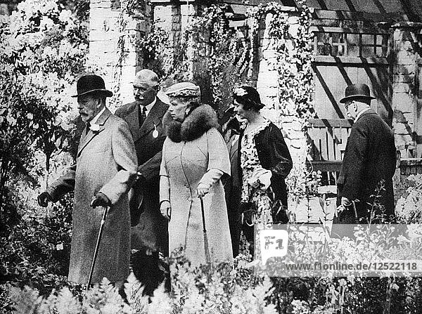 König Georg V. und Königin Mary bei der Chelsea Flower Show  London  1930er Jahre. Künstler: Unbekannt