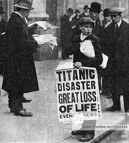 Zeitungsjunge mit Nachrichten über die Titanic-Katastrophe  14. April 1912. Künstler: Unbekannt