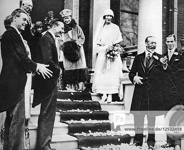König Georg V. winkt Prinzessin Maud zu  als sie in die Flitterwochen fährt  1923. Künstler: Unbekannt