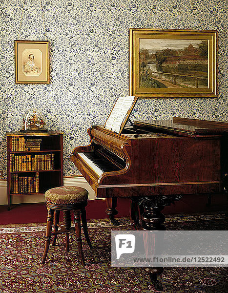 Emma Darwins Klavier im Salon von Down House  Downe  Greater London  1998. Künstler: J Bailey