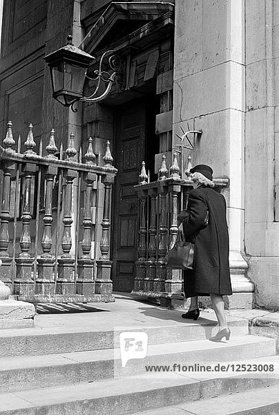 Frau beim Betreten der Kirche St. Martin in the Fields  London  um 1950. Künstler: SW Rawlings