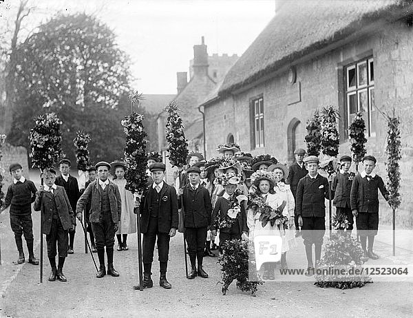 Eine Gruppe von Kindern am Maifeiertag mit Maikönig und -königin in der Mitte rechts  Oxford  Oxfordshire  um 1900. Künstler: Henry Taunt
