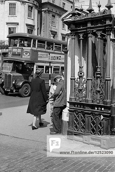 Ein Zeitungsverkäufer in der Charing Cross Station  London  ca. 1945-c1955. Künstler: SW Rawlings