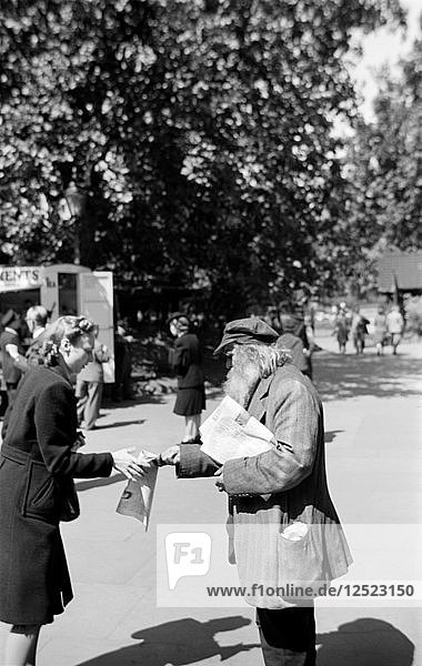 Zeitungsverkäufer  London  ca. 1945-c1965. Künstler: SW Rawlings