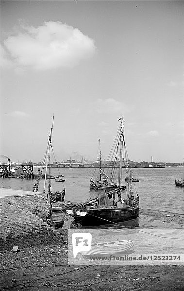 In Gravesend  Kent  vertäute Fischerboote  ca. 1945-c1965. Künstler: SW Rawlings