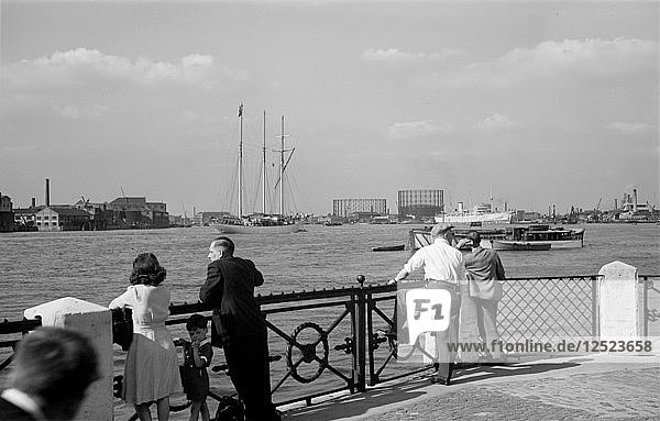 Menschen  die den Verkehr auf der Themse beobachten  Greenwich  London  ca. 1945-c1965. Künstler: SW Rawlings