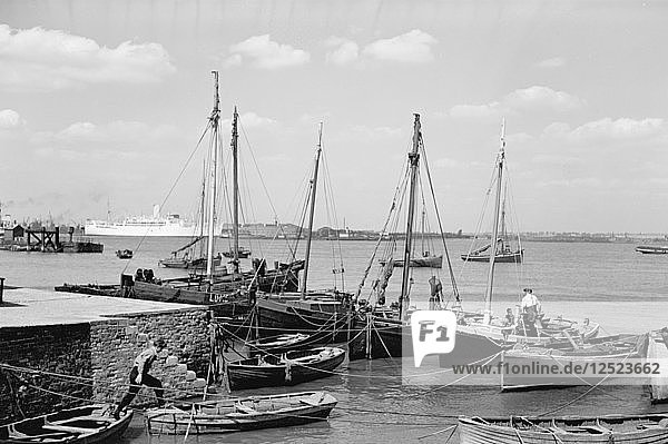 Männer arbeiten an Bawley-Booten  die an einem Kai in Gravesend festgemacht sind  ca. 1945-c1965. Künstler: SW Rawlings
