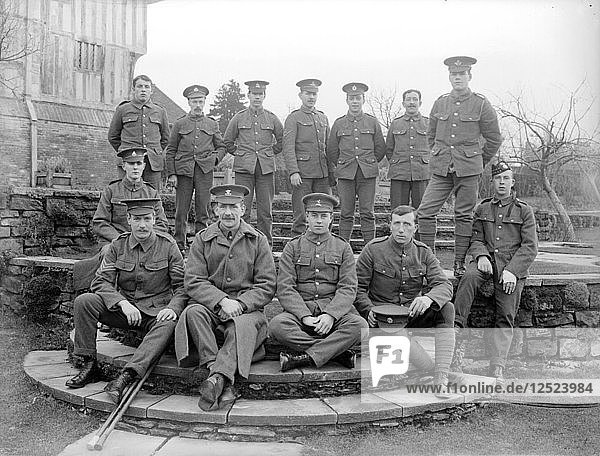Rekonvaleszente Soldaten in Great Dixter  Northiam  East Sussex  Erster Weltkrieg  1915. Künstler: Nathaniel Lloyd