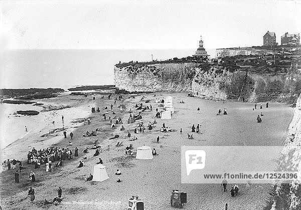 Urlauber am Strand von Broadstairs  Kent  1890-1910. Künstler: Unbekannt