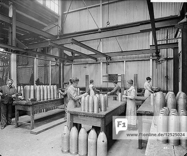 Vorbereitung der Geschossköpfe in den Cunard Shell Works  Merseyside  1917. Künstler: Bedford Lemere und Unternehmen