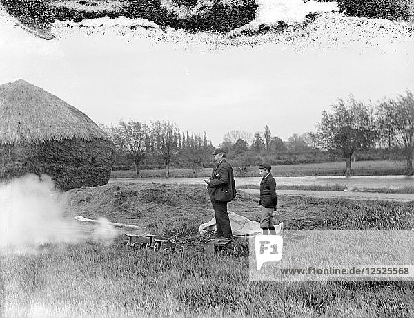Tims  der Zeitnehmer und Starter  beim Start eines Rennens während der Eights Week  Oxford  ca. 1860-c1922. Künstler: Henry Taunt