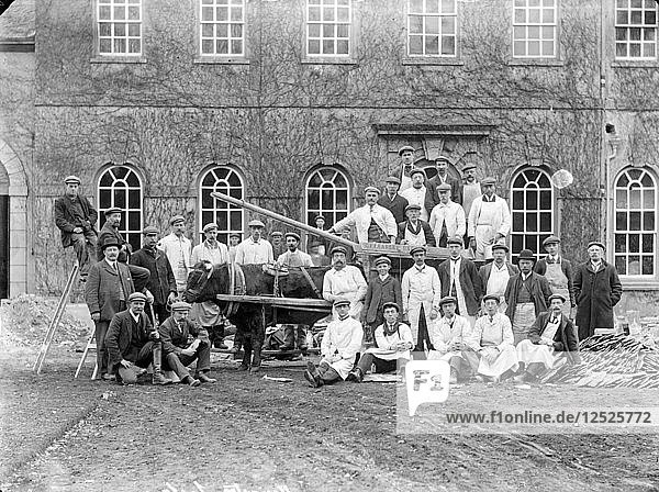 Arbeiter  die vor einem Haus mit einem Ochsenkarren posieren  Kingston Lisle  Oxfordshire  um 1860 bis 1922. Künstler: Henry Taunt