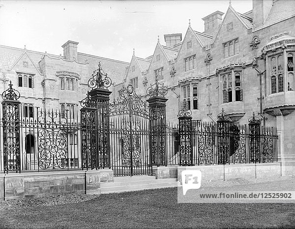 St Albans Quad  Merton College  Oxford  Oxfordshire  1907. Künstler: Henry Taunt