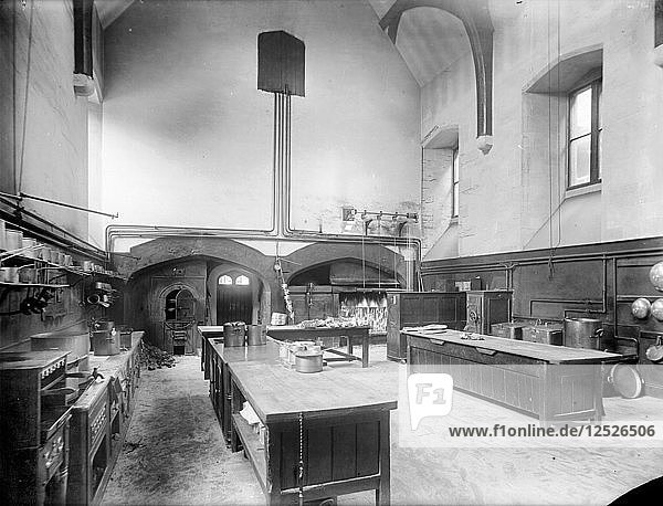 Innenraum der Küchen des New College  Oxford  Oxfordshire  1901. Künstler: Henry Taunt
