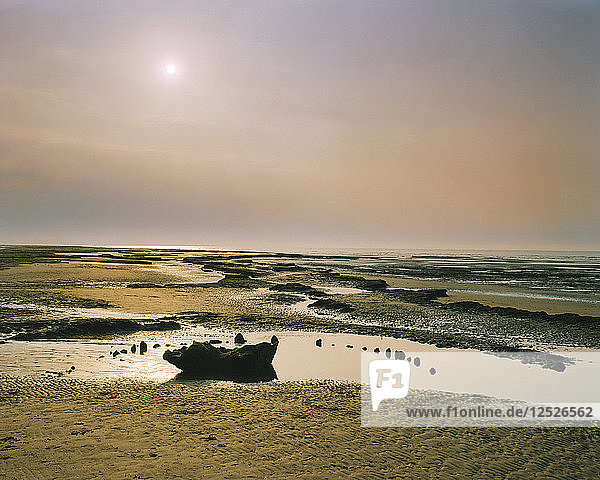 Sonnenuntergang  Holme Next the Sea Timber Circle (Sea Henge)  Norfolk  1999. Künstler: Unbekannt