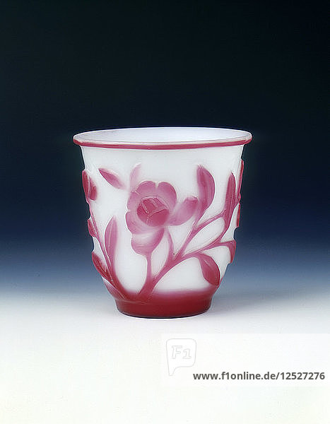 Peking-Glasbecher  weiß mit rosa Überfang  Qing-Dynastie  China  um 1800. Künstler: Unbekannt