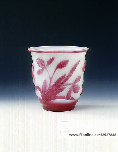 Peking-Glasbecher  weiß mit rosa Überfang  Qing-Dynastie  China  um 1800. Künstler: Unbekannt