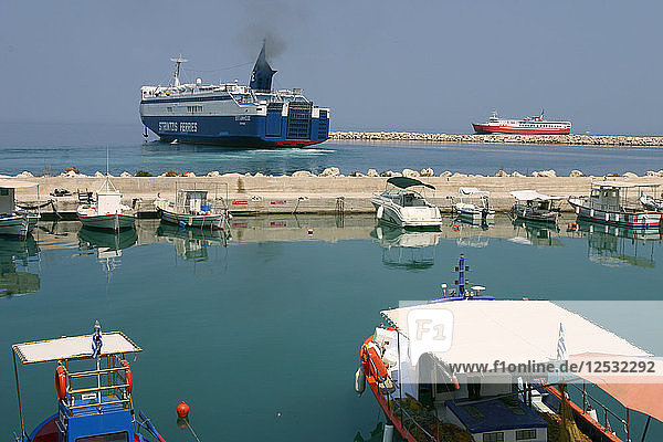 Abfahrt der Fähre vom Hafen von Poros  Kefalonia  Griechenland