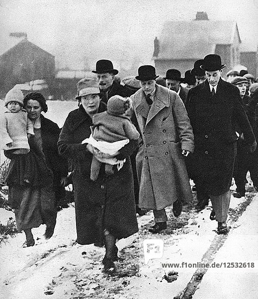 Der zukünftige Edward VIII. bei einem Spaziergang im Schnee in Winlaton  County Durham  1929. Künstler: Unbekannt