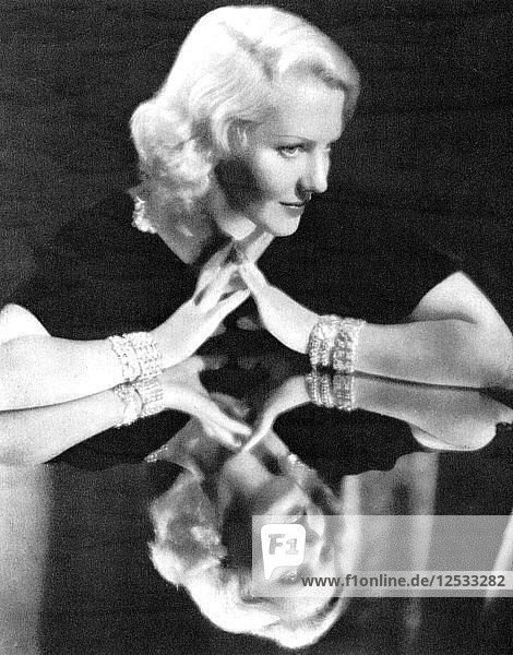 Jean Arthur  amerikanische Schauspielerin  1934-1935. Künstlerin: Unbekannt