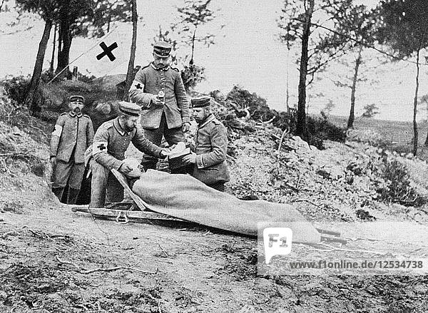 Ein verwundeter deutscher Soldat in einem Verbandskasten  Erster Weltkrieg  1915. Künstler: Unbekannt