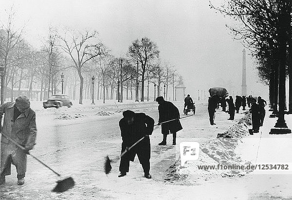Schneeräumung auf den Champs Elysees  deutsch besetztes Paris  Winter 1941. Künstler: Unbekannt
