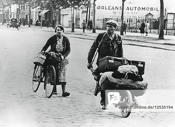 Französische Flüchtlinge  die nach dem Fall Frankreichs an die Deutschen nach Hause zurückkehren  Paris  Juli 1940. Künstler: Unbekannt