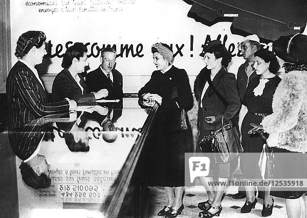 Französische Frauen  die sich für den Kriegseinsatz in Deutschland melden  1940-1944. Künstler: Unbekannt