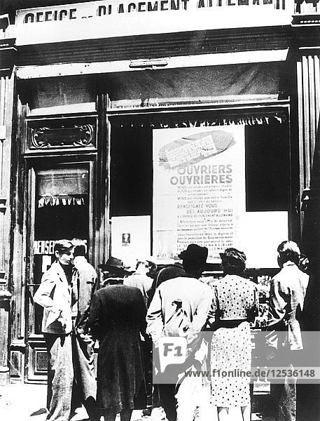 Pariser Bürger vor einem deutschen Arbeitsvermittlungsbüro  1940-1944. Künstler: Unbekannt