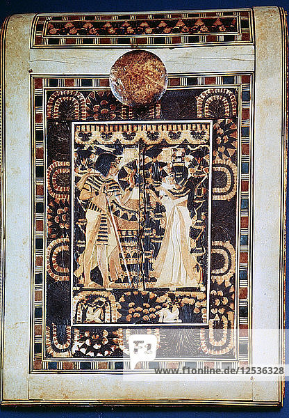 Deckel einer Schatulle  die Tutanchamun und seine Frau Ankhesenamun in einem Garten zeigt  14. Jahrhundert v. Chr. Künstler: Unbekannt