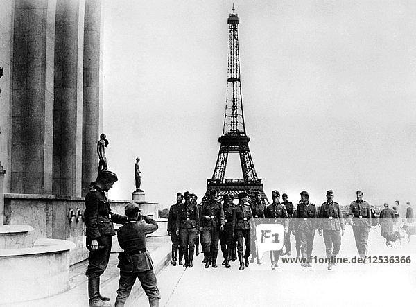 Mitglieder der SS beim Besuch des Eiffelturms  Paris  Juli 1940. Künstler: Unbekannt