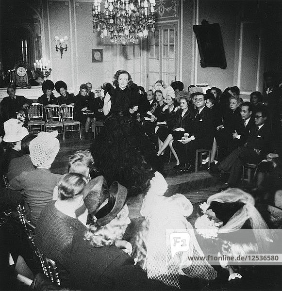 Präsentation der Frühjahrskollektion des französischen Modeschöpfers Jacques Fath  Paris  März 1944. Künstler: Unbekannt
