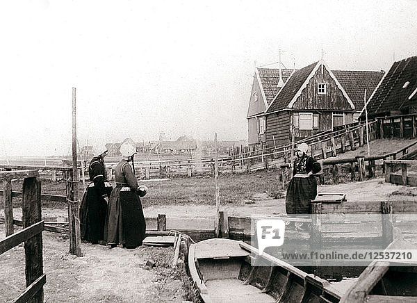 Frauen in traditioneller Kleidung  Insel Marken  Niederlande  1898. Künstler: James Batkin