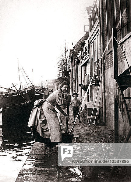 Frau wischt die Straße  Dordrecht  Niederlande  1898 Künstler: James Batkin
