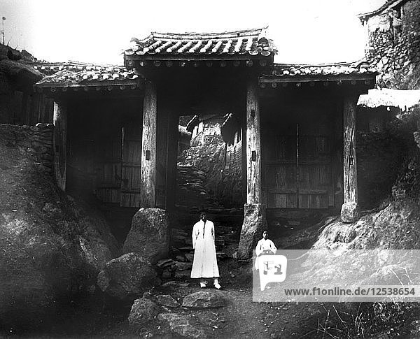 Eingang zu einem Dorf  Korea  1900. Künstler: Unbekannt