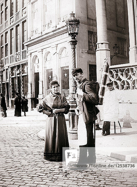 Menschen in Brüssel  1898.Künstler: James Batkin