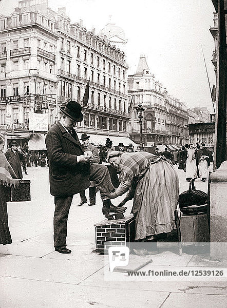Frau beim Schuheputzen  Brüssel  1898 Künstler: James Batkin