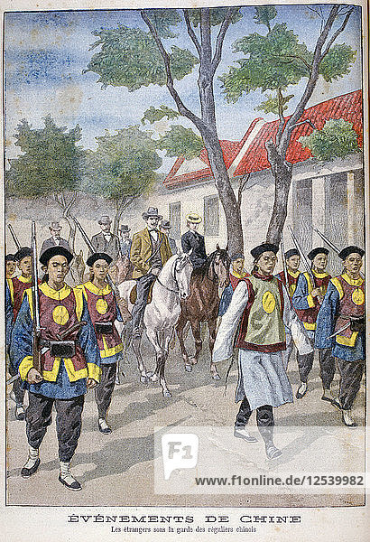 Ein Ausländer unter dem Schutz der regulären chinesischen Armee  China  1900. Künstler: Oswaldo Tofani