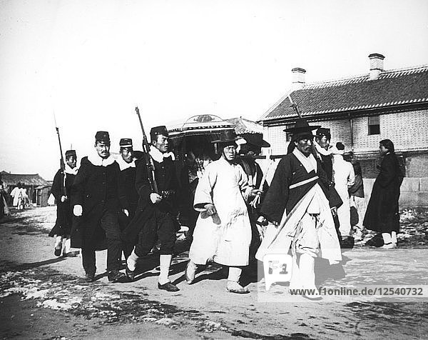 Japanischer Beamter mit einer Eskorte von Soldaten  Korea  um 1900. Künstler: Unbekannt