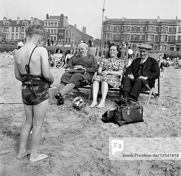 Ein Kind fotografiert seine Mutter und seine Großeltern am Strand  Blackpool  ca. 1946-c1955. Künstler: John Gay