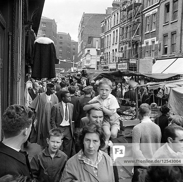 Middlesex Street  Teil des Petticoat Lane Market  Whitechapel  London  ca. 1946-c1959. Künstler: John Gay