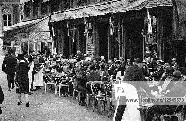 Menschen in einem bekannten Pariser Straßencafé  1931. Künstler: Ernest Flammarion