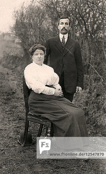 Porträt eines Paares im Freien  Anfang des 20. Jahrhunderts. Künstler: Unbekannt