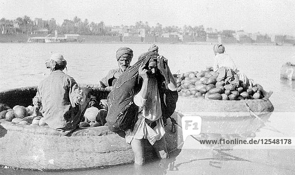 Mit Melonen beladenes Flussschiff  Fluss Tigris  1917-1919. Künstler: Unbekannt