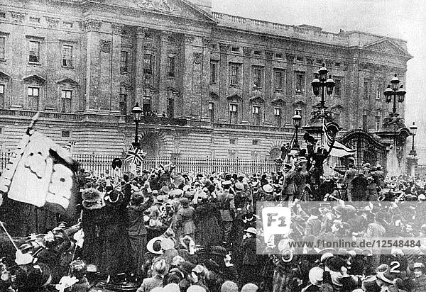 Verlesung der offiziellen Bekanntmachung des Waffenstillstands  Buckingham Palace  1918 (1936). Künstler: Unbekannt