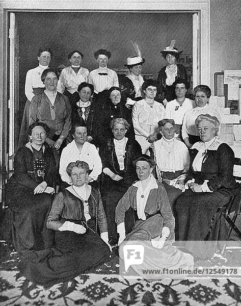 Die internationale Versammlung der Frauenwahlrechtlerinnen  1914  (um 1920). Künstler: Unbekannt